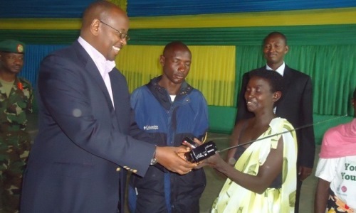 Minisitiri Musoni James ashyikiriza radiyo na terefone abashigajwe inyuma n'amateka.