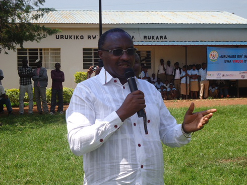 Minisitiri Musoni Protais aganira n