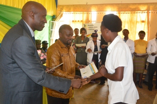 Minisitiri Nsengimana Jean Philbert (hagati) atanga Certificat ku barangije amahugurwa ya ICT.