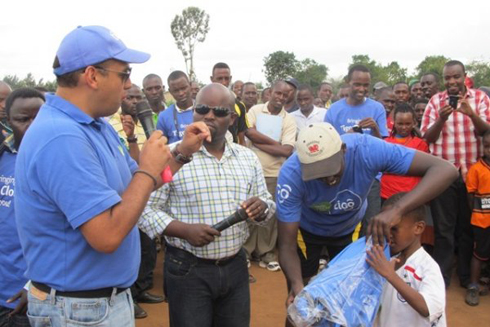 Tigo yatanze igikapu kuri buri mwana n'igikoresho cyo gutwaramo amazi yo kunywa.