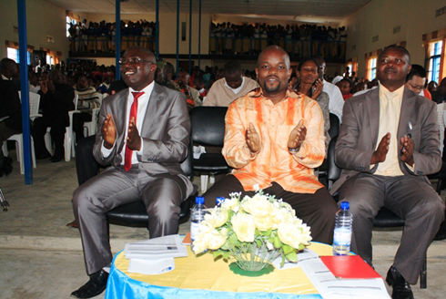 Minisitiri Nsengimana (hagati), Umuhuzabikorwa w'Inama y'Igihugu y'Urubyiruko (Ibumoso) n'Umuyobozi w'Akarere ka Ngororero (iburyo).