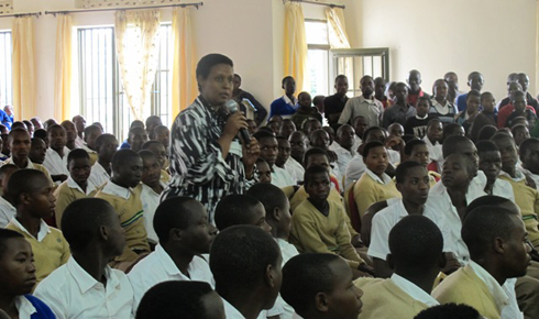 Minisitiri Oda Gasinzirwa aganira n'urubyiruko.