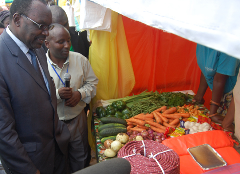 Minisitiri Kanimba atangiza imurikagurisha mu karere ka Rusizi.