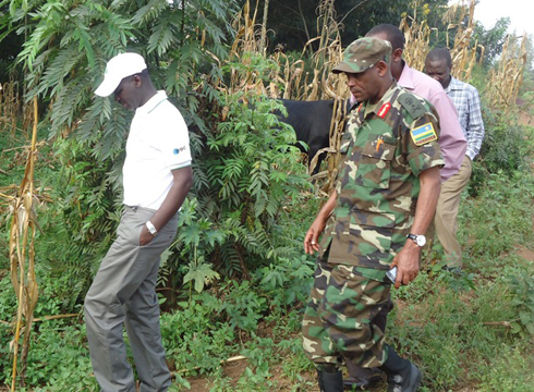 Brig Gen Murokore ukuriya Inkeragutabara mu ntara y'Iburasirazuba yereka Minisitiri Kamanzi aho Interagutabara zateye ibiti mu karere ka Nyagatare.