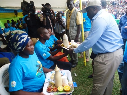 Minisitiri w'Intebe ashyikiriza indyo yuzuye umuryango. (Foto: L. Nshimiyimana)