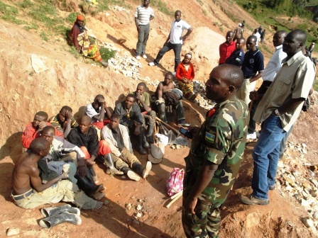 Minisitiri w'umutungo kamere na we ubwe yigeze kujya mu mukwabu wo gufata abacukura mu buryo butemewe.