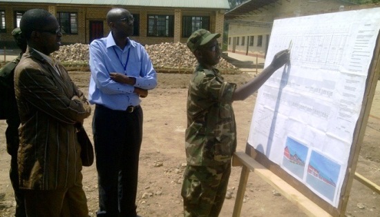 Minisitiri Haberamungu yerekwa igishushanyo mbonera cyo kuvugurura aya mashuri.