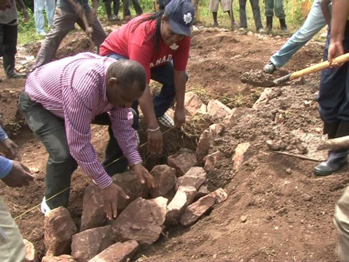 Minisitiri Gatete atangiza iyubakwa ry'amazu y'Abanyarwanda birukanwe muri Tanzaniya bagatuzwa mu karere ka Nyagatare.