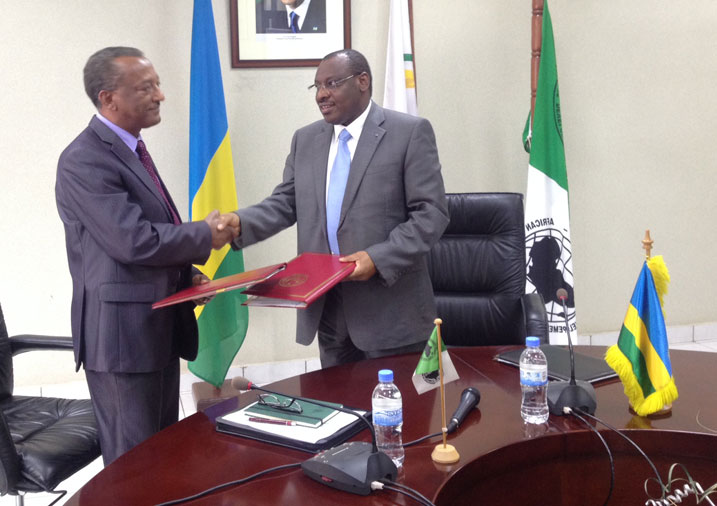 Minisitiri Gatete na Makonenn uhagarariye banki nyafurika bamaze gusinya amasezerano.