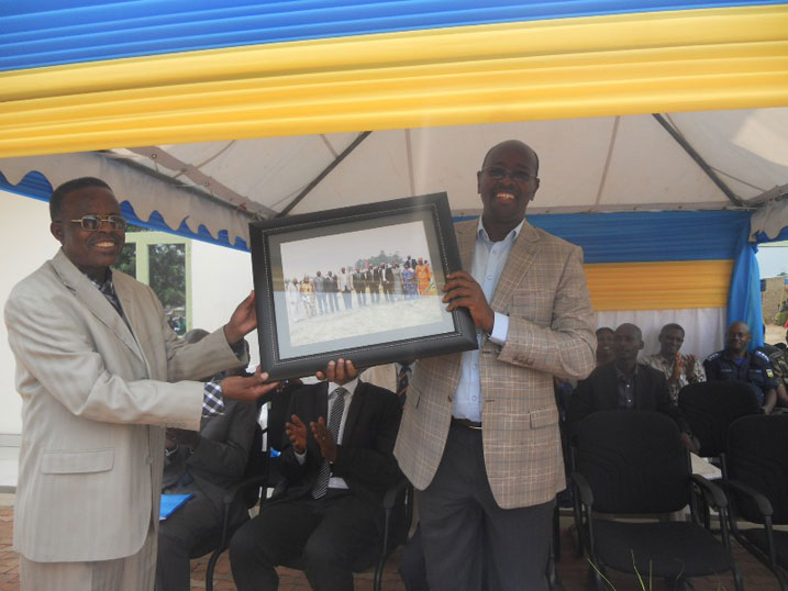 Minister Musoni yakira impano y'ihuriro ry'abanyakamonyi.