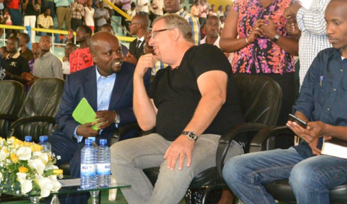 Minisitiri Nsengimana na Pasiteri Rick Warren.