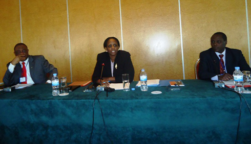 Minisitiri Kalibata (hagati) n