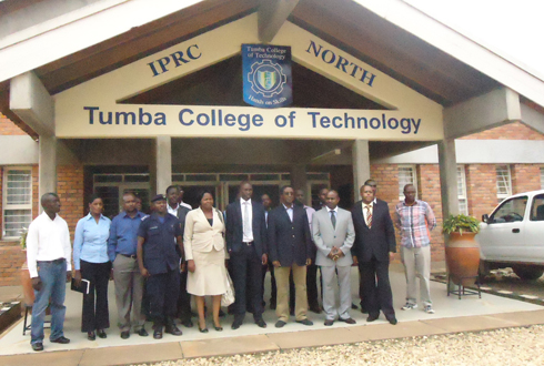 Minisitiri w'uburezi n'abakozi ba Tumba College of Technology.