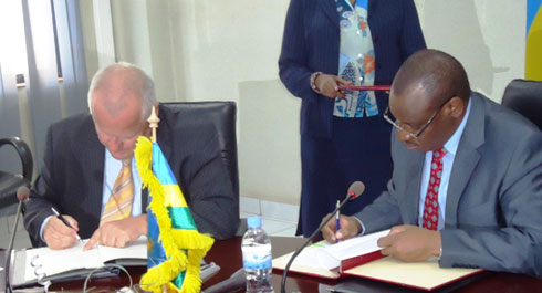 Ministiri Claver Gatete na Amb. Fahrenholtz bashyira umukono ku masezerano y