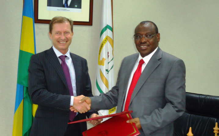 Ministiri Gatete amaze gusinyana na Amb. Pecsteen, amasezerano y