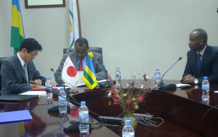 Ministiri Gatete na Amb Kazuya, bashyira umukono ku masezerano y