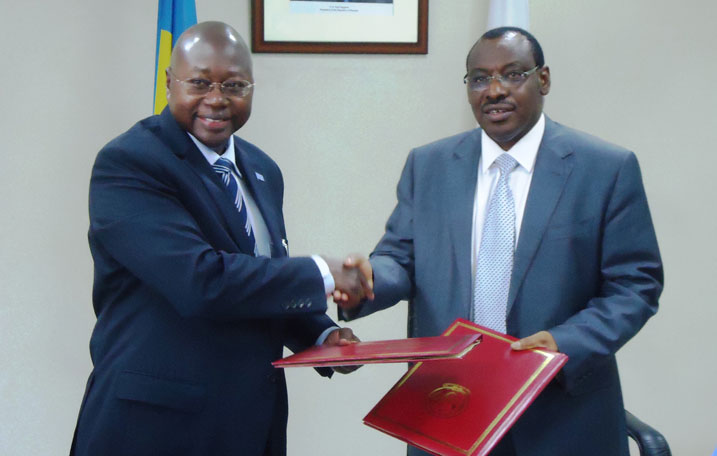 Ministiri w'imari n'igenamigambi, Amb Claver Gatete hamwe n'uhagarariye UN mu Rwanda Dr Lamin Manney, bamaze gusinya ku masezerano y'inkunga yo gufasha abagore n'urubyiruko.