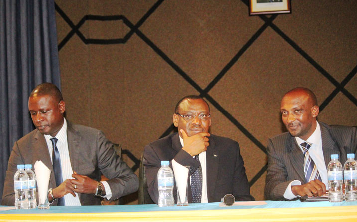 Ministiri w'imari, Amb Claver Gatete hagati ya Komiseri wa RRA, Richard Tusabe (iburyo) na Benjamin Gasamagera, Perezida w'Urugaga rw'abikorera (PSF).