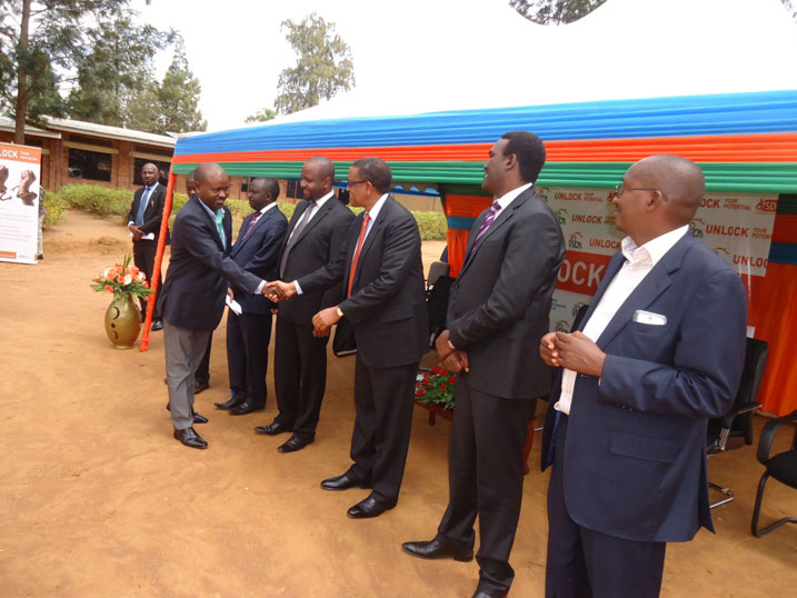 Ministiri w'uburezi, Prof. Silas Lwakabamba, asuhuza umwe mu barahawe inkunga.