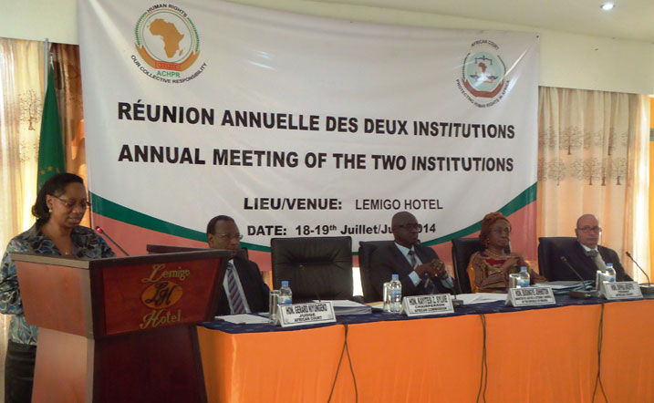 Ministiri w'ubutabera, abayobozi ba Komisiyo ya AU n'Urukiko nyafurika bishinzwe kubahiriza uburenganzira bwa muntu, mu nama i Kigali.