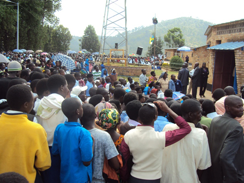 Abakirisitu benshi bari baje gusezera ku murambo wa Musenyeri Misago