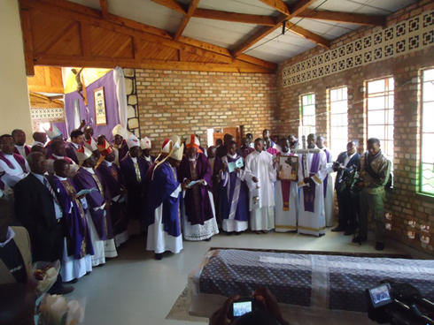 Abihaye Imana batandukanye basezera ku murambo wa Musenyeri Misago