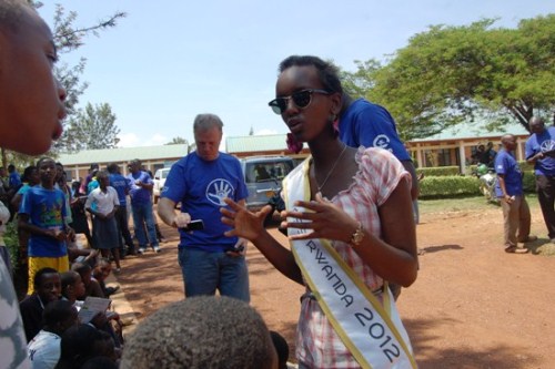 Miss Rwanda sobanurira abana akamaro ko gutezimbere umwana w