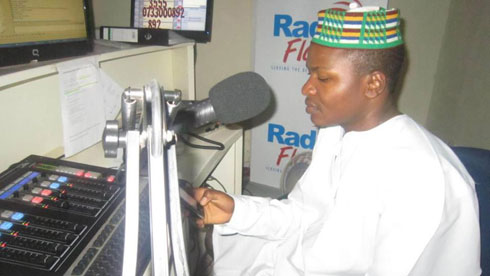 Mister One muri studio za Flash FM.