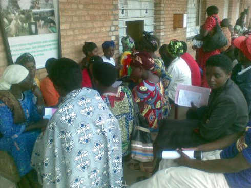 Abitabiriye ubwisungane mu kwivuza ntibarembera ku mbuga.