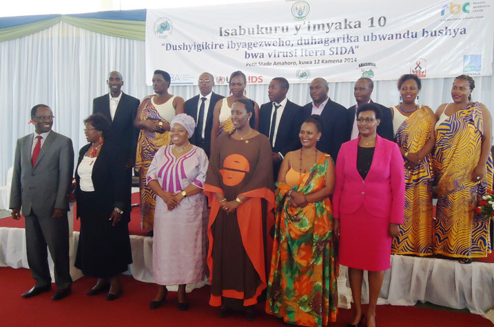 Mme Jeannette Kagame n'abayobozi batandukanye, mu kwizihiza isabukuru y'imyaka 10 ya RRP+.