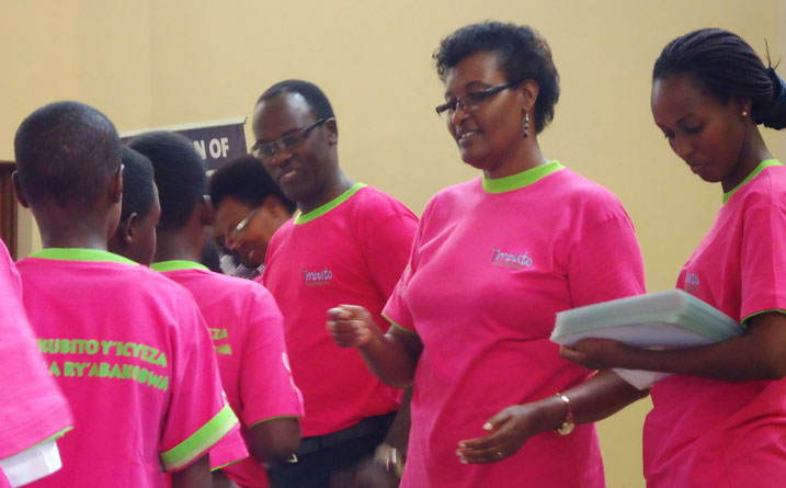 Mme Mukabalisa n'abayobozi ba Imbuto Foundation, batanze ibihembo bigizwe n'ibikoresho by'ishuri ku bana b'abakobwa babaye indashyikirwa.