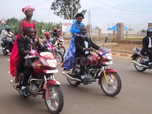 Moto zari Nyinshi ziherekeje izitwaye abageni.