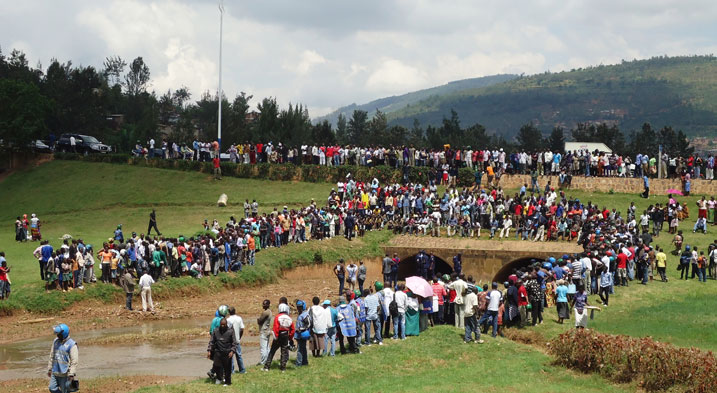 Mu bari bahuruye, hari abavugaga ko baje kureba niba uwapfuye atari umuntu wabo.