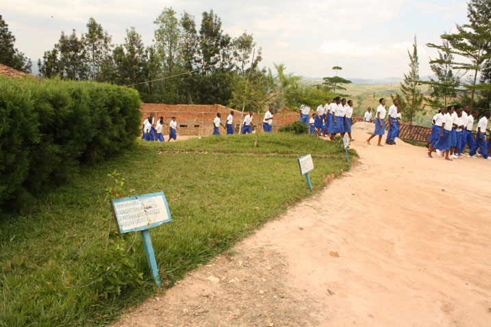 Mu bigo by'amashuri bya Ngororero usangamo ibyapa byanditseho indangagaciro na kirazira.
