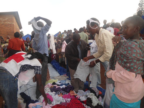 Mu bikoresho Abanyarwanda birukanywe muri Tanzaniya bahawe harimo imyenda yo kwambara.