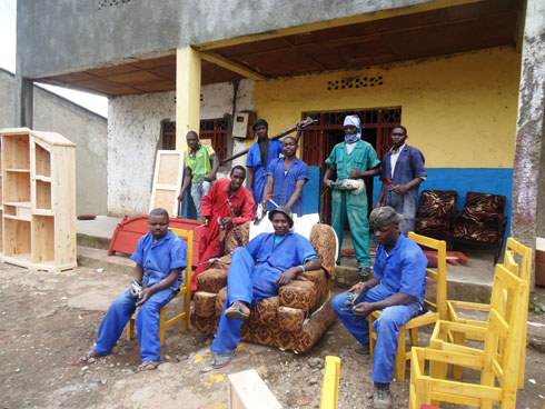 Mu bikoresho akora harimo amadiva, ububati, intebe n'ibindi.