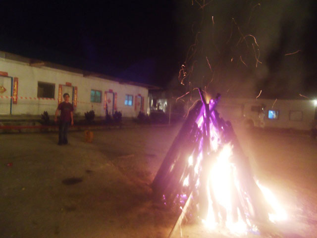 Mu birori byo gusoza umwaka w'Abashinwa wa 2013, Abashinwa bari mu karere ka Nyamasheke bacanye umuriro w'inkekwe. Uriya Mushinwa ugaragara ni we wakundaga kuwenyegeza.