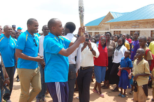 Mu byishimo byinshi umuyobozi w'Akarere ka Nyanza, Murenzi Abdallah, yazengurukanye inkoni y'umwamikazi w'Ubwongereza mu baturage ayibereka.