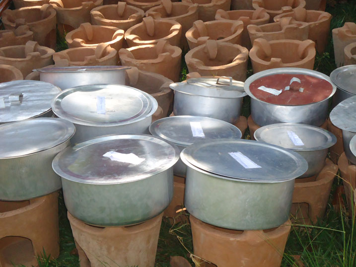 Mu byo abagore bo mu matsinda baremeye bagenzi ba bo harimo n'amashyiga ya canarumwe.