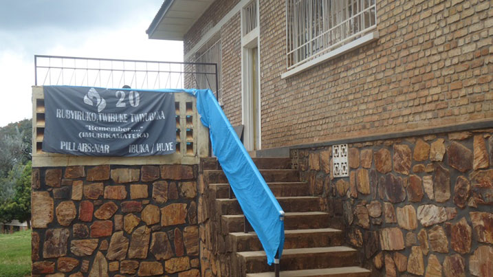 Mu cyumba cy'inzu mberabyombi ni ho Pillars bari gukorera imurikabikorwa.