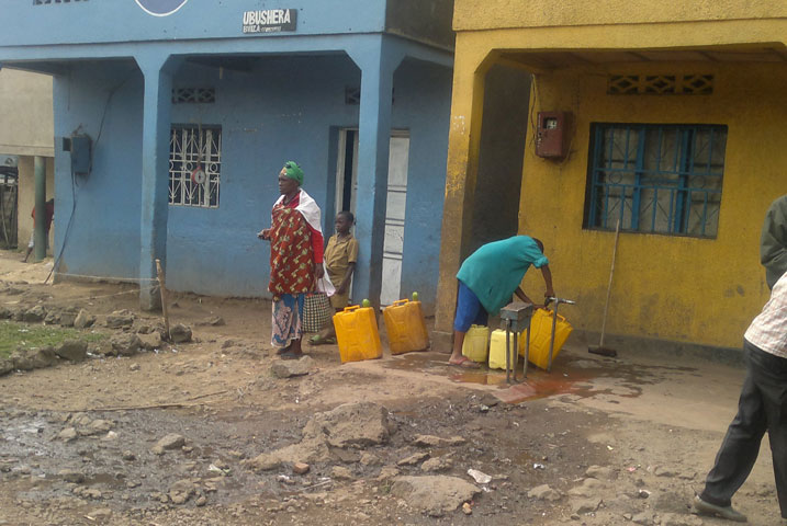 Mu duce dutandukanye haba mu ngo ndetse no mu dusantere hafi y'ikirunga cya Muhabura hari imiyiboro y'amazi meza. Aha ni muri santere ya Kidaho.