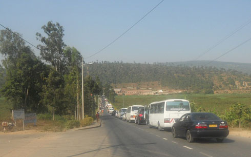 Mu gihe bavanaga iyo modoka mu mazi umuhanda wafunzwe.