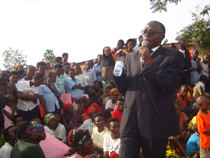 Mu gukorerwa ubukangurambaga pasiteri Noheri yanasabye abaturage kubaha imana kuko yabashoboza kubona ibyo bifuza byose harimo n'imisanzu ya mitiweri.