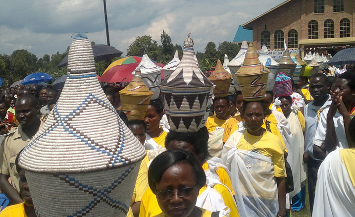 Mu gutaha Paruwasi ya Butete abakristu bayo bagaragaje ibyishimo batura amaturo y'amapfukire.