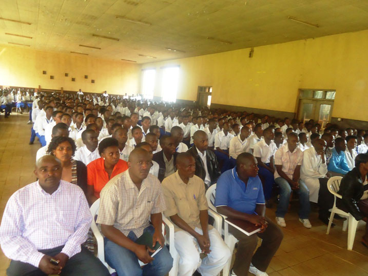 Mu gutangiza Itorero ry'Igihugu mu mshuri, abanyeshuri bari kumwe n'abarezi babo (imbere).