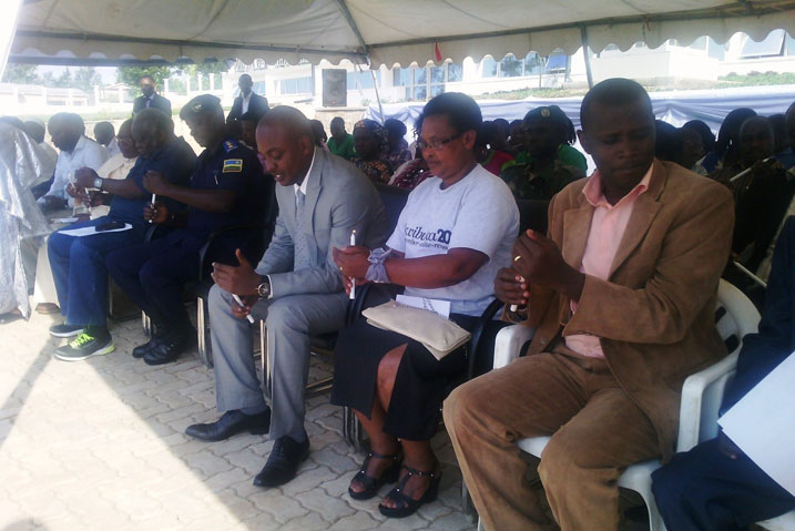 Mu kwibuka aba bakozi hacanwe urumuri rw