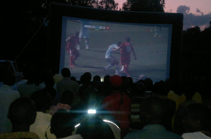 Mu ma saa kumi n'ebyiri nibwo abo baturage batangiye kwerekwa umukino w'igikombe cy'isi wahuje Argentine n'Ubusuwisi.