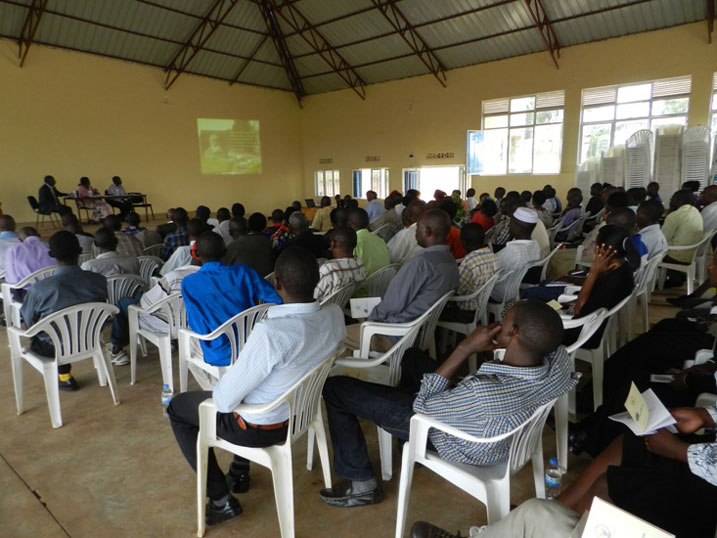 Abayobozi mu nzego z'utugari n'imidugudu bazigisha "Ndi Umunyarwanda" mu baturage berekwa filimi ivuga amateka ya Jenoside.