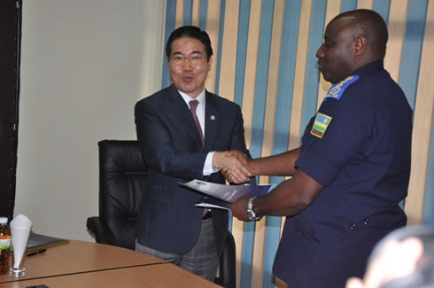 Umuyobozi wa Polisi, IGP Emmanuel Gasana, ahererekanya amasezerano n'umuyobozi wa KOICA mu Rwanda, Kim Sang Chul.