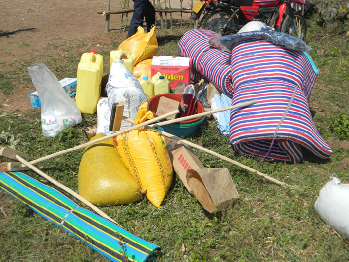 Mu murenge wa Gacurabwenge baremeye abirukanywe muri Tanzaniya babaha ibyo kurya n'ibikoresho byo mu rugo.